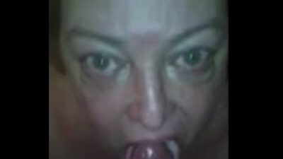 Lelijke oude oma bied aan om haar mondje te misbruiken